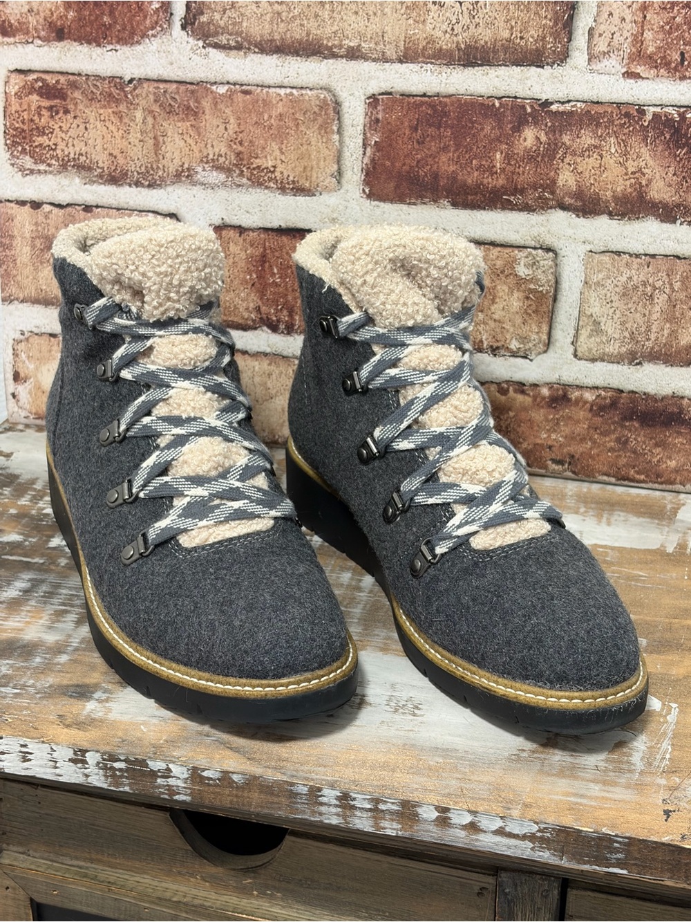 Dr Scholl’s Grey Waterproof “So Cozy” Lace Up Wedge Booties - Like New - 6.5